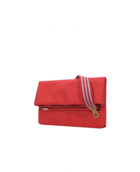 A beautiful shoulder clutch with a twist - it unfolds to become a stylish tote bag for those unplanned shopping days. Featuring a long, adjustable strap.